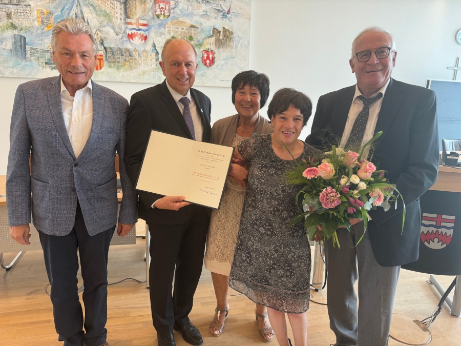 Zu sehen sind (v.l.) der stellv. Bürgermeister Dietrich Honervogt, Landrat Christoph Rüther und Rita Sophia Schlenger mit Tochter Christina und Ehemann Reinhold Schlenger.